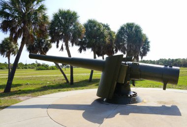 Fort Desoto Park, St Petersburg, Florida, ABD yakınlarında uzun ve büyük bir top.