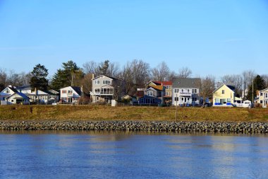 Chesapeake City, Maryland, ABD yakınlarındaki deniz kenarındaki evler.