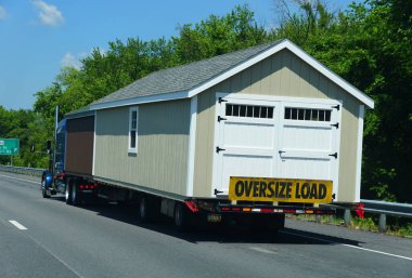 Virginia, U.S.A - 21 Ağustos 2021 - Bir karavana yükleme yapılmış.