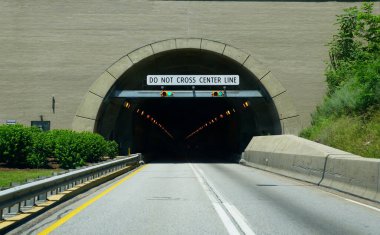 Spring Run, Pennsylvania, ABD - 21 Ağustos 2021 Kittatinny Dağ Tüneli girişi