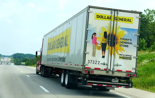 Kentucky August 2021 Long Truck Road Carrying Products Dollar General — Stockfoto