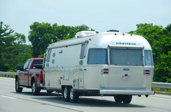 Kentucky August 2021 White Pulled Red Pick Truck — Stock Photo, Image