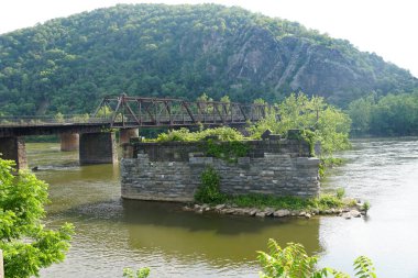 Harpers Ferry, Batı Virginia, ABD 'deki Appalachian Trail Köprüsü' nün kalıntıları.