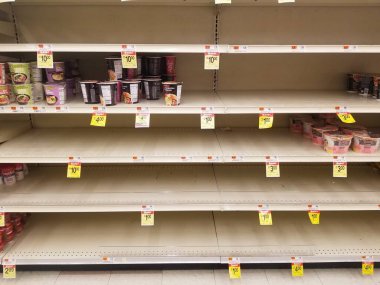 Wilmington, Delaware, ABD - 23 Ocak 2022 Yiyecek kıtlığı nedeniyle bir süpermarketteki boş raflar