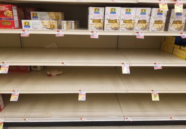 Wilmington, Delaware, ABD - 23 Ocak 2022 Yiyecek kıtlığı nedeniyle bir süpermarketteki boş raflar