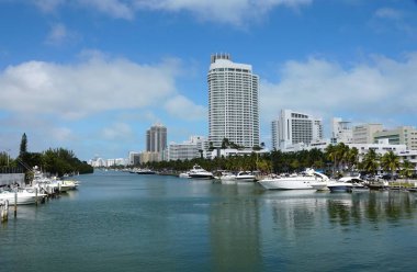Miami Beach, Florida, ABD - 17 Şubat. 2022 - Koyun manzarası ve Robert L Blum köprüsünden binalar