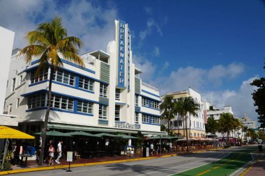 South Beach, Miami, Florida - 18 Şubat 2022 - Ocean Drive 'daki Breakwater Otel' in beyaz ve mavi binası