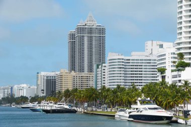 Miami Beach, Florida, ABD - 17 Şubat. 2022 - Collins Bulvarı 'ndaki körfez ve binaların manzarası, Robert L Blum köprüsünün tepesinden görüldü.