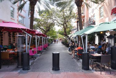 Miami Beach, Florida, ABD - 17 Şubat. 2022 - Espanola Yolu yakınındaki restoranların olduğu sokak manzarası