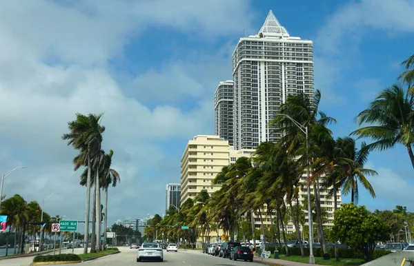 Miami Beach Florida Února 2022 Pohled Silnici Vysokými Budovami Byty — Stock fotografie