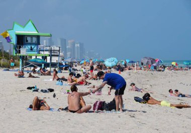 Miami Beach, Florida, ABD - 18 Şubat 2022 - Plajda dinlenen ziyaretçiler