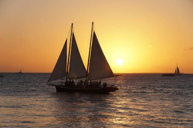 Key West, Florida, ABD yakınlarındaki körfeze bakan güzel bir gün batımı.