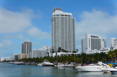 Miami Beach, Florida, ABD - 17 Şubat. 2022 - Collins Bulvarı 'ndaki körfez ve binaların manzarası, Robert L Blum köprüsünün tepesinden görüldü.