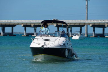 Big Pine Key, Florida, ABD - 20 Şubat 2022 - Bahia Honda Eyalet Parkı 'na yaklaşan bir tekne