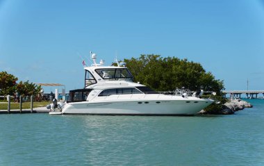 Big Pine Key, Florida, ABD - 20 Şubat 2022 - Bahia Honda State Park yakınlarındaki rıhtımda lüks bir tekne