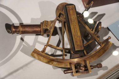 Key West, Florida, ABD - 22 Şubat 2022 - Deniz feneri personeli tarafından nesnelerin enlem ve boylamlarını belirlemek için açısal mesafeleri ölçmek için kullanılan bir sekstant