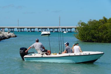 Big Pine Key, Florida, ABD - 20 Şubat 2022 - Bahia Honda State Park yakınlarındaki rıhtımdan ayrılan balıkçı teknesi