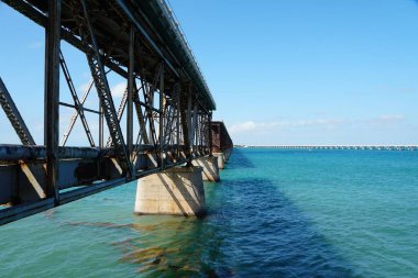 Big Pine Key, Florida, ABD 'deki Bahia Honda Demiryolu Köprüsü' nün yan görüntüsü.