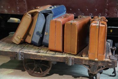 Bagaj arabasında eski bir valiz yığını