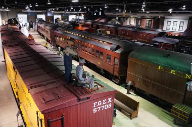 Strasburg, Pennsylvania, ABD - 26 Mart 2022 Demiryolu Müzesi ve korunmuş tren ve lokomotif manzarası