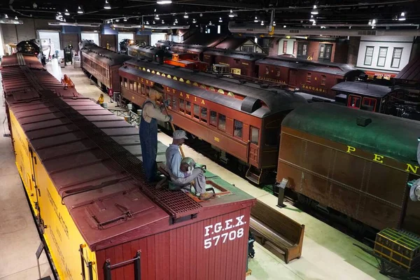 Strasburg, Pennsylvania, ABD - 26 Mart 2022 Demiryolu Müzesi ve korunmuş tren ve lokomotif manzarası