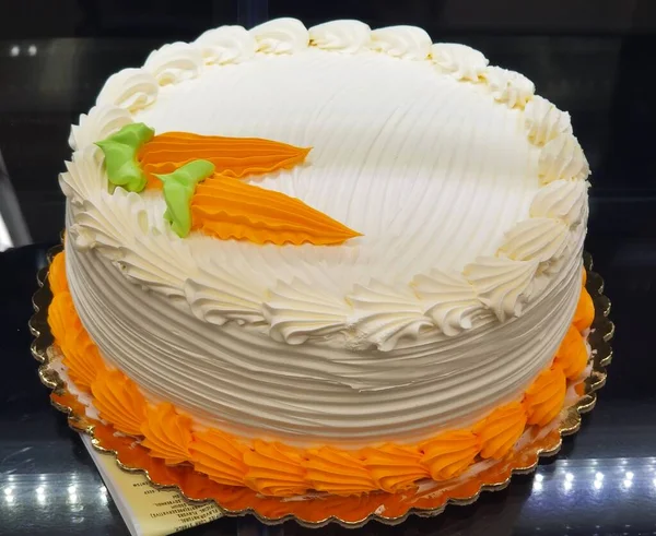 Красивая Круглая Форма Морковного Торта Белой Оранжевой Глазурью — стоковое фото