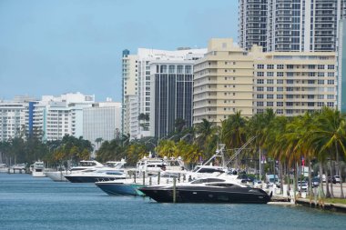 Miami Beach, Florida, ABD - 17 Şubat. 2022 - Collins Bulvarı 'ndaki körfez ve binaların manzarası, Robert L Blum köprüsünün tepesinden görüldü.