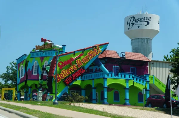 Branson, Missouri, ABD - 21 Haziran 2022 - Şehrin ortasındaki su kulesi - Güneşli bir günde Ripley 's Believe or Not' un renkli binası