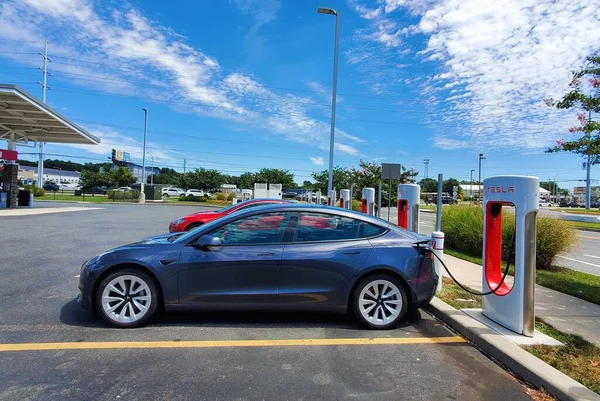 Rehoboth Beach Delaware July 2022 Tesla Model Sedan Charging Station —  Fotos de Stock