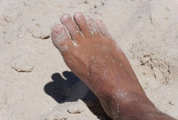 Close Feet Getting Sunburned Sand — Fotografia de Stock