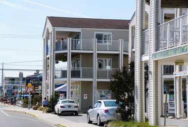 Dewey Beach, Delaware, ABD - 3 Eylül 2022 1. Cadde 'deki apartman ve mağazalar