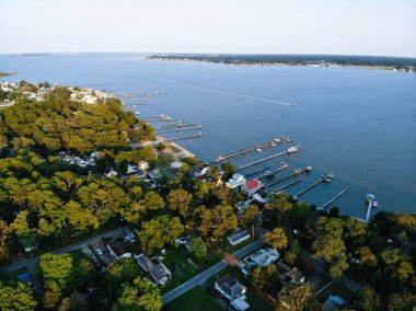 Millsboro, Delaware, ABD yakınlarındaki yerleşim alanlarının ve deniz kenarındaki evlerin hava görüntüsü.