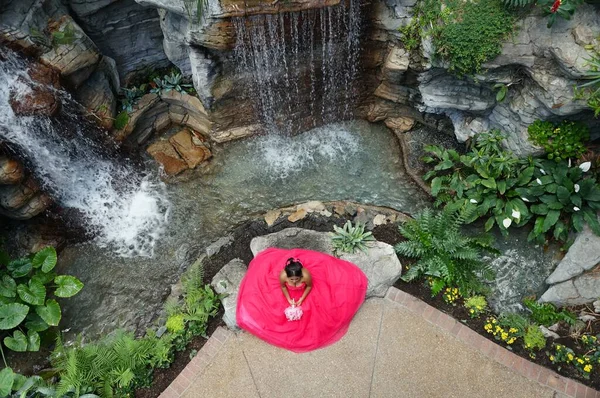 Nashville Tennessee June 2022 Top View Young Girlstaking Pictures Surrounded — Photo