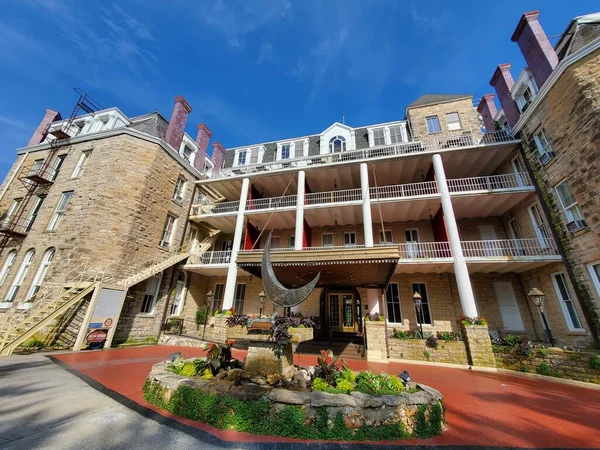 Eureka Springs, Arkansas, ABD - 23 Haziran 2022 - 1886 yılında inşa edilen tarihi Crescent Hotel 'in ön cephesi