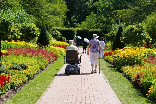 Kenneth Square Pennsylvania July 2022 Old Couple Enjoying Themselves Garden — Stock Photo, Image