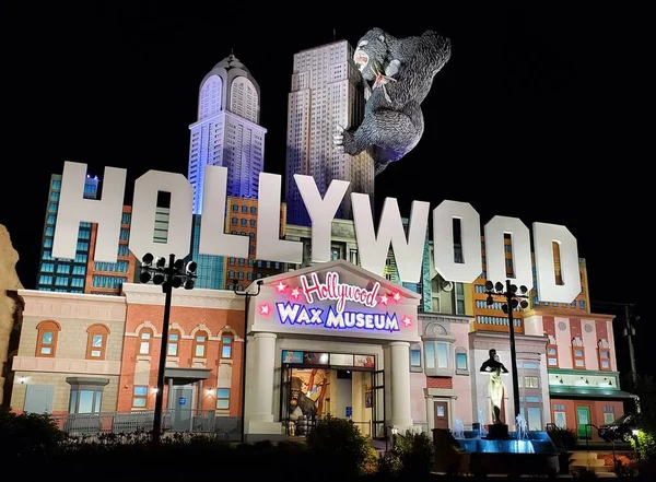 Branson, Missouri, ABD - 20 Haziran 2022 Hollywood Balmumu Müzesi gece aydınlandı.