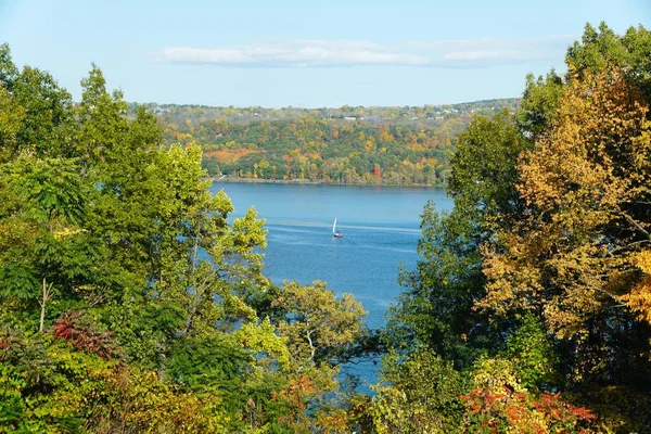 Distans Syn Segelbåt Med Bakgrund Hösten Lövverk Nära Cayuga Lake — Stockfoto