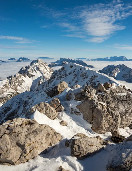 Горные вершины покрыты снегом — стоковое фото