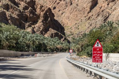 yüksek su karşı uyarı yol levhası