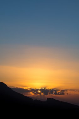 Dağlarda gün doğumu