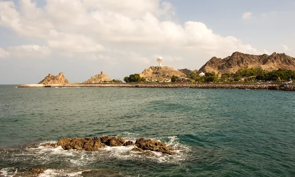 Côtes avec tour de vue et rochers — Photo