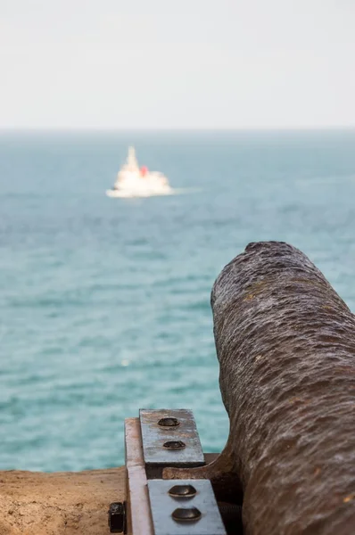 Canhão apontando para um navio — Fotografia de Stock