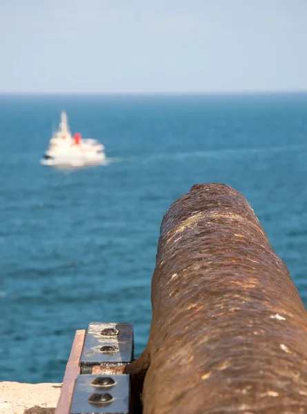 Canhão apontando para um navio — Fotografia de Stock
