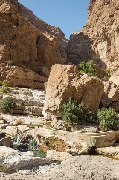 Large boulder in desert valley — Stock Photo, Image
