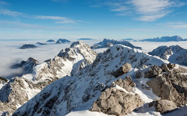 Cadena montañosa cubierta de nieve —  Fotos de Stock