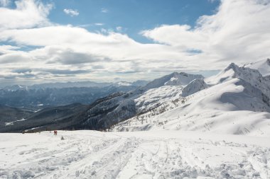 bir dağın tepesine arka planda ridge ile önde gelen yolları