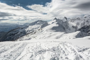 bir dağın tepesine arka planda ridge ile önde gelen yolları