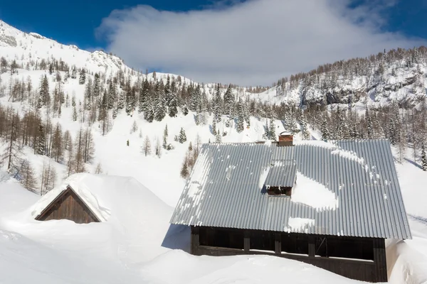 Casa alpina cercada de neve — Fotografia de Stock
