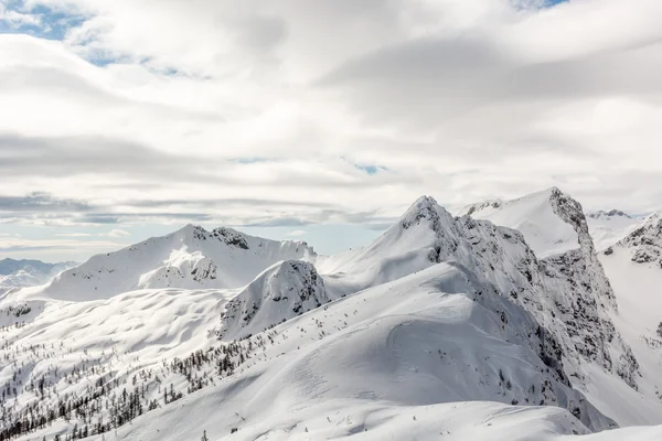 Crête de montagne enneigée — Photo