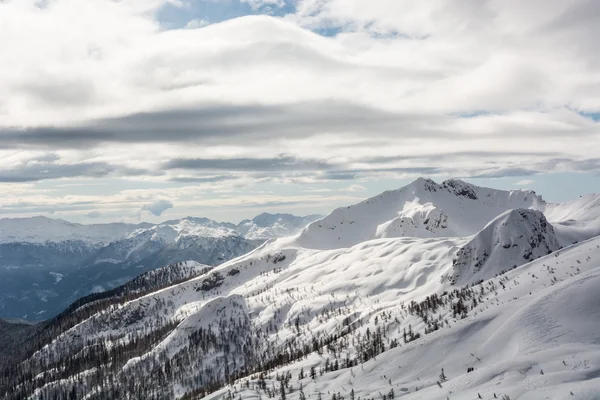 Sneeuw overdekte berg ridge — Stockfoto